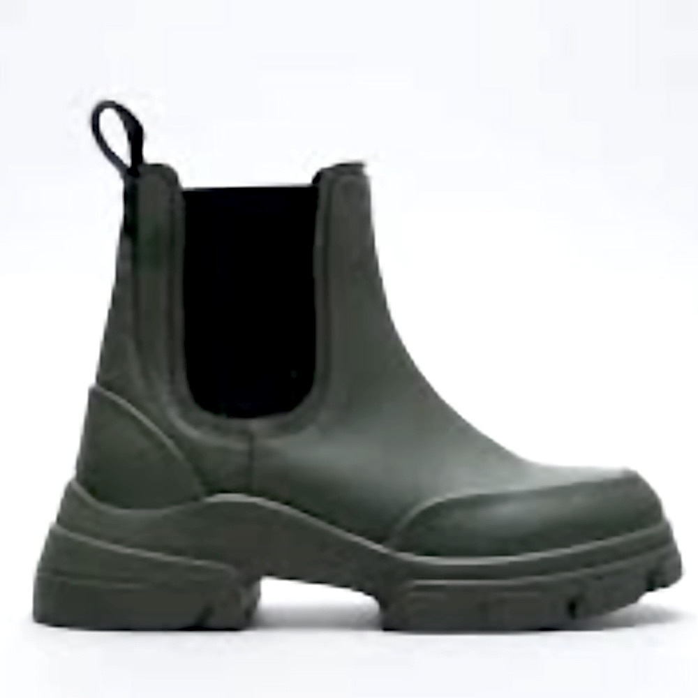 NWT-Zara Chelsea style/lug sole boots